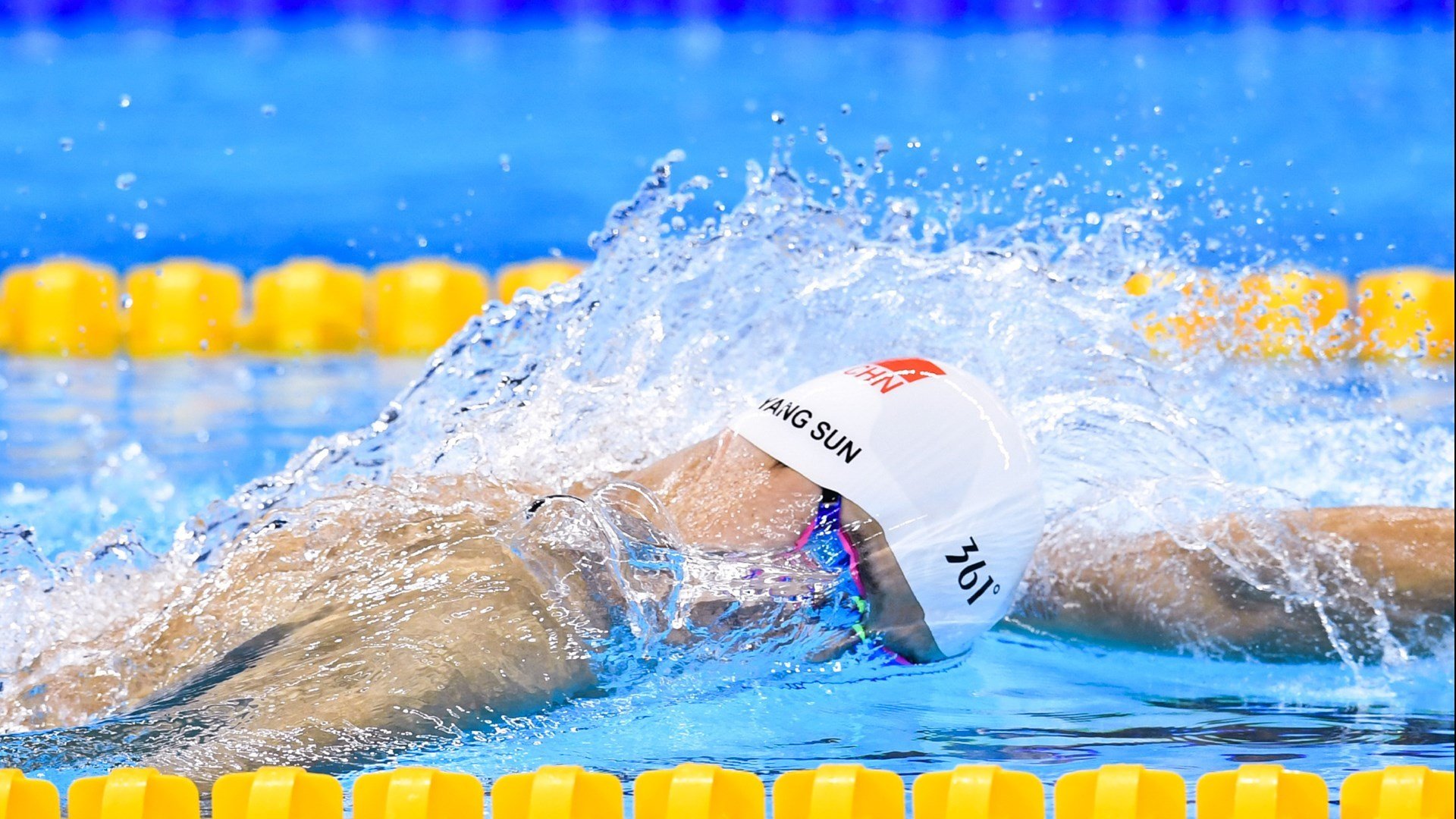 纳达尔鏖战五盘惊险晋级,法网男单八强再显红土之王本色