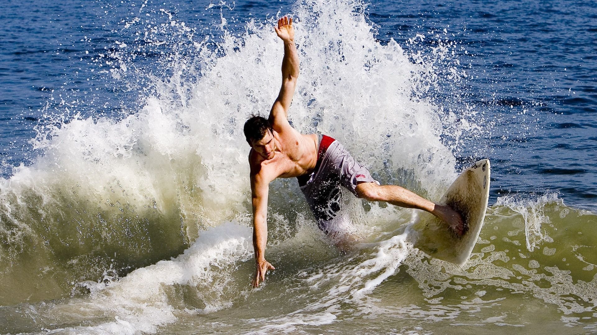 B体育：NBA季后赛激战正酣 东西部豪强展开激烈角逐